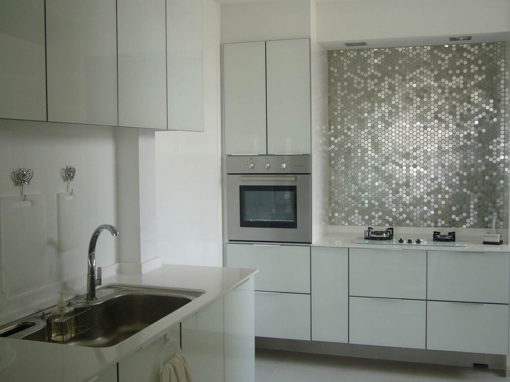 دکوراسیون آشپزخانه با دیوار بین کابینتی فلزی